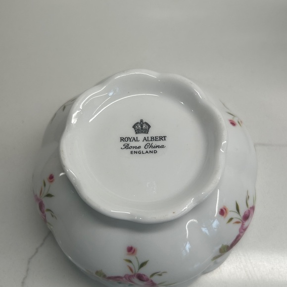 Vintage Royal Albert Bone China Creamer and Sugar Bowl with Pink Rose Motif - Picture 6 of 16